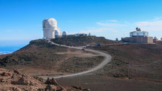 建於山頂的哈萊亞卡拉天文台。在雲層以上，空氣乾燥，有助減少大氣對天文觀測的干擾。