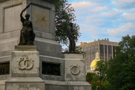 背後金色圓頂的是馬薩諸塞州議會大廈
